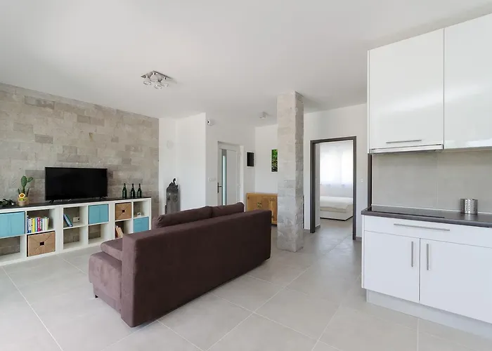 Romance شقة Pinezići