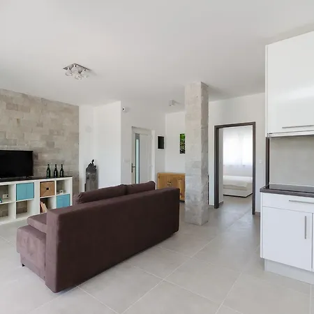 Romance Lejlighed Pinezići